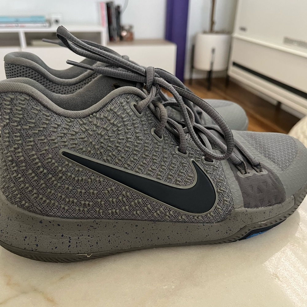 Kyrie 3 Cool Grey